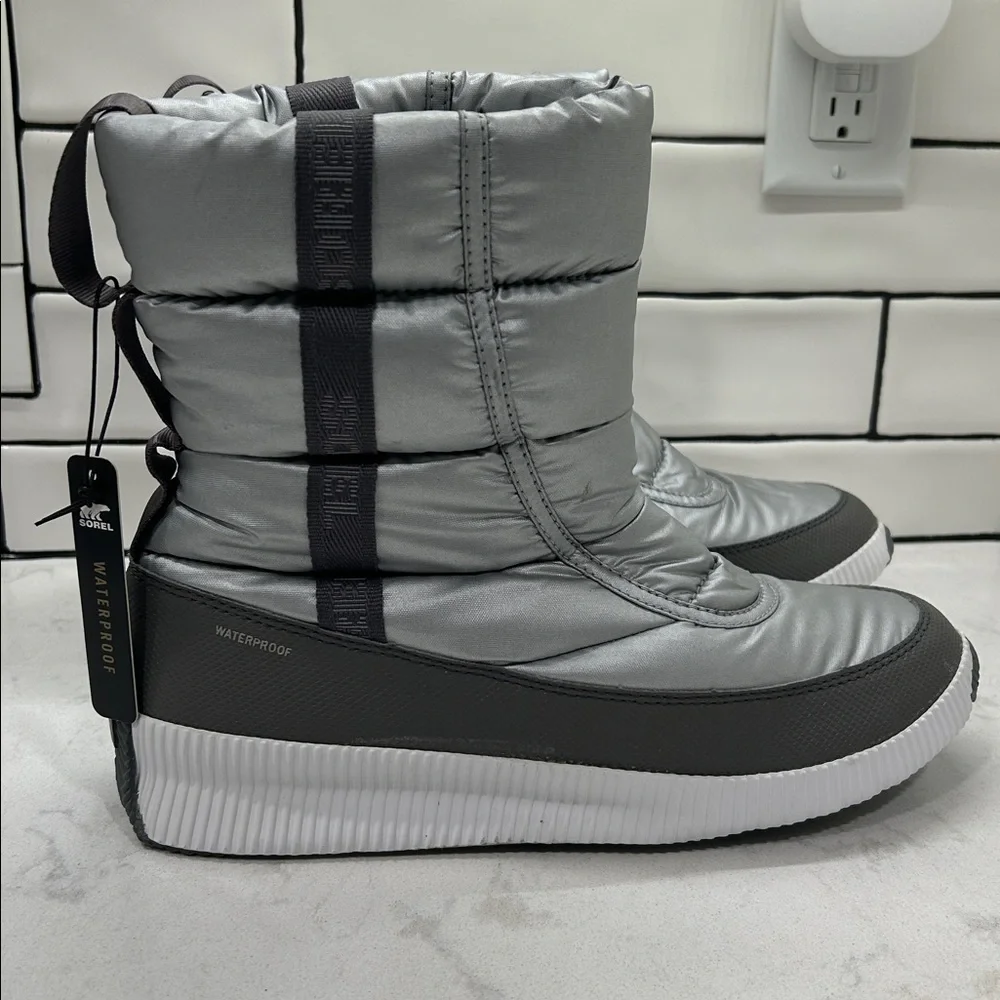 NWT SOREL Out ‘N About Puffy Mid Boot Silver Women’s 12